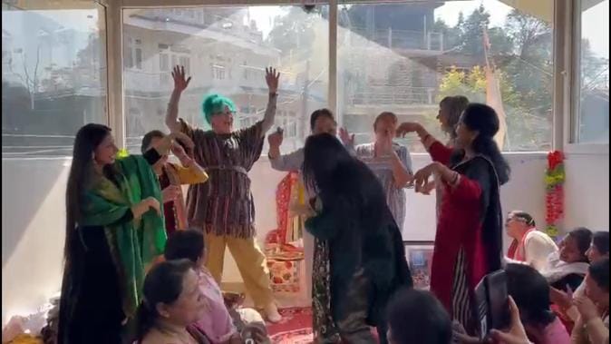 मंडी में हुई शादी समारोह में मंडयाली धाम का लुत्फ उठाती आस्ट्रेलिया से आईं मेहमान। स्त्रोत - जा मंडी में हुई शादी समारोह में मंडयाली धाम का लुत्फ उठाती आस्ट्रेलिया से आईं मेहमान। स्त्रोत - जा