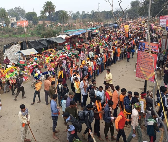 नजीबाबाद क्षेत्र से कांवड़ के साथ गंतव्य को जाते शिवभक्त। (संवाद)