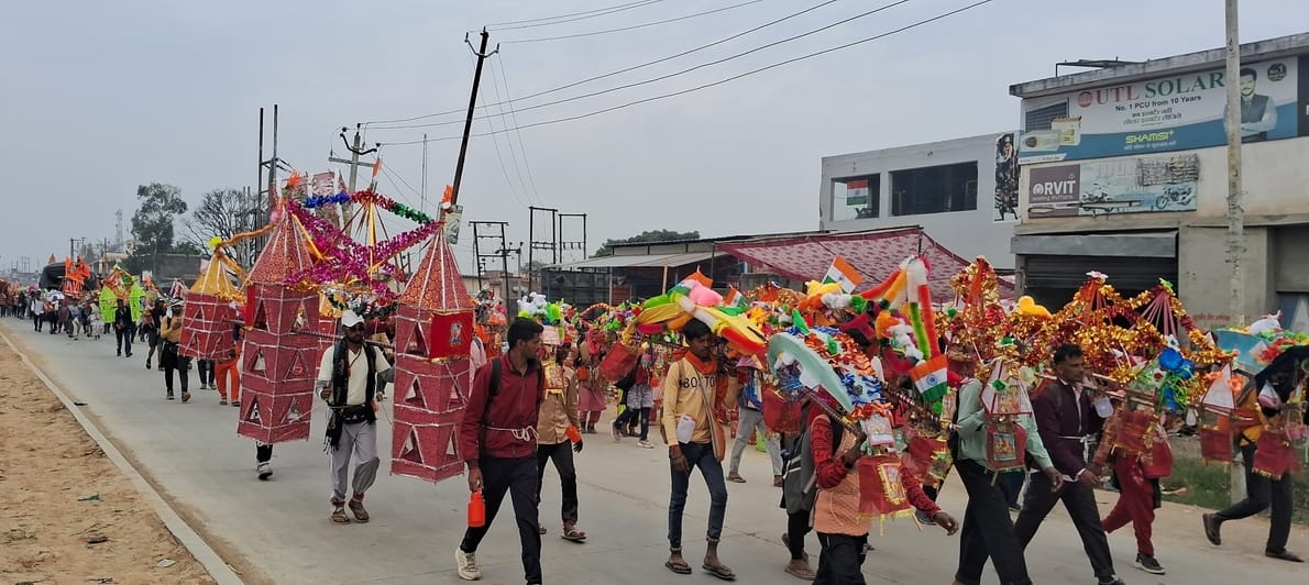नजीबाबाद क्षेत्र से कांवड़ के साथ गंतव्य को जाते शिवभक्त। (संवाद)