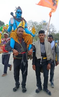 नजीबाबाद क्षेत्र से कांवड़ के साथ गंतव्य को जाते शिवभक्त। (संवाद)
