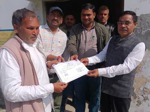 नवनिर्वाचित ग्राम प्रधान राधा को जीत का प्रमाण-पत्र देते हुए आरओ अभय सागर। स्रोत चुनाव कार्यालय नवनिर्वाचित ग्राम प्रधान राधा को जीत का प्रमाण-पत्र देते हुए आरओ अभय सागर। स्रोत चुनाव कार्यालय