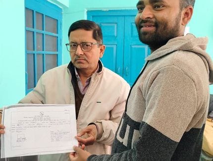 नवनिर्वाचित ग्राम प्रधान राधा को जीत का प्रमाण-पत्र देते हुए आरओ अभय सागर। स्रोत चुनाव कार्यालय नवनिर्वाचित ग्राम प्रधान राधा को जीत का प्रमाण-पत्र देते हुए आरओ अभय सागर। स्रोत चुनाव कार्यालय