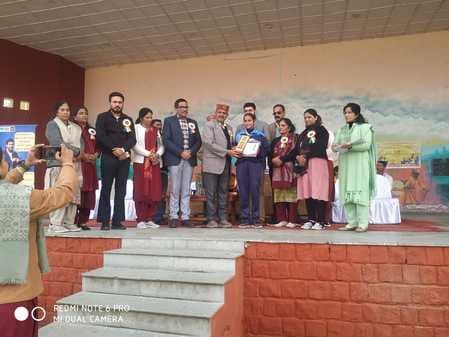 सुजानपुर के चौगान में आयोजित कार्यक्रम में बेटियों को सम्मानित करते हुए विधायक सहित अन्य। स्रोत
