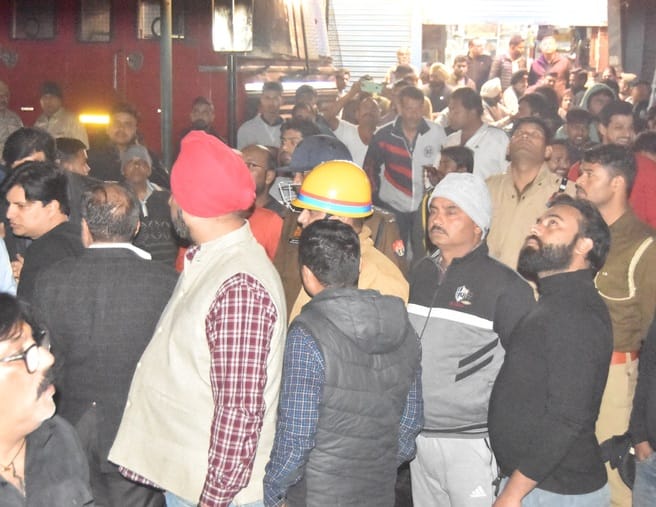 सुनील कैथवास.... आबू लेन स्थित रामसहाय स्वीट शॉप में लगी आग को बुझाते फायर कर्मी