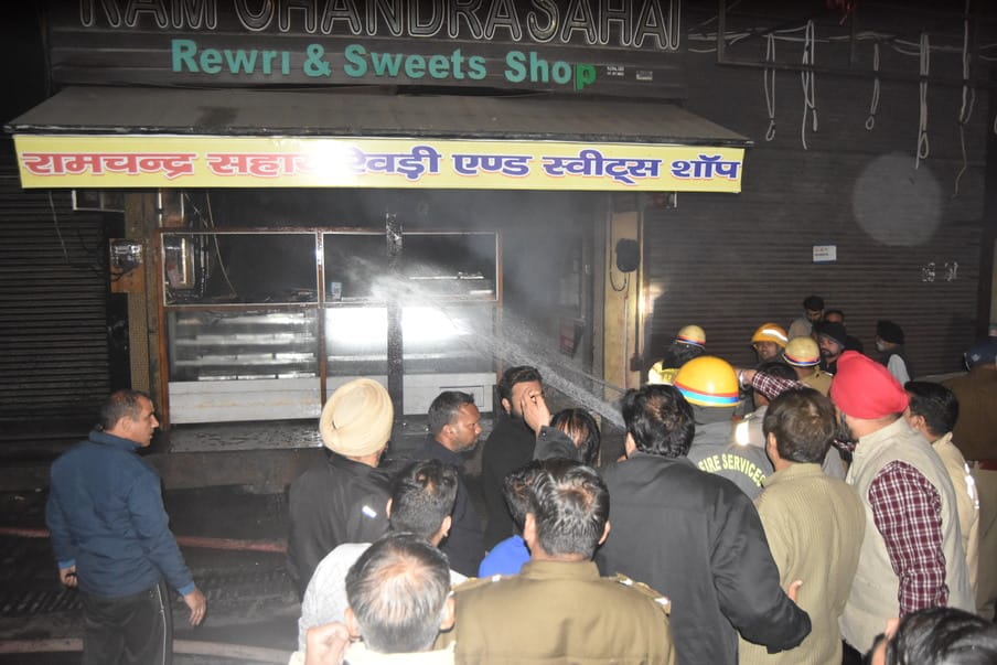 सुनील कैथवास.... आबू लेन स्थित रामसहाय स्वीट शॉप में लगी आग को बुझाते फायर कर्मी