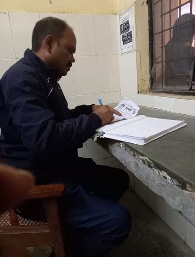 सैदपुर सीएचसी पर मेला में मौजूद डॉक्टर व दवा लेते मरीज। संवाद सैदपुर सीएचसी पर मेला में मौजूद डॉक्टर व दवा लेते मरीज। संवाद