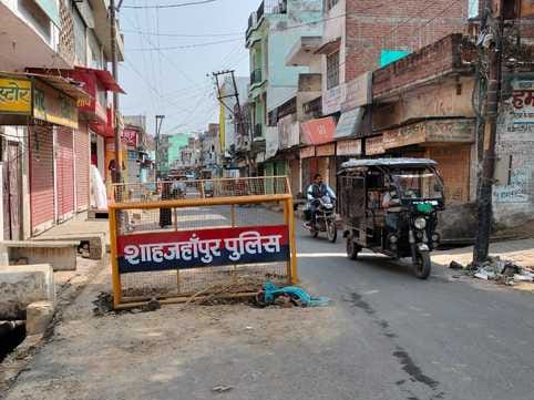 शाहजहांपुर में अंटा चौराहा पर सीवर के लीक होने से खोदाई करता कर्मचारी। संवाद शाहजहांपुर में अंटा चौराहा पर सीवर के लीक होने से खोदाई करता कर्मचारी। संवाद