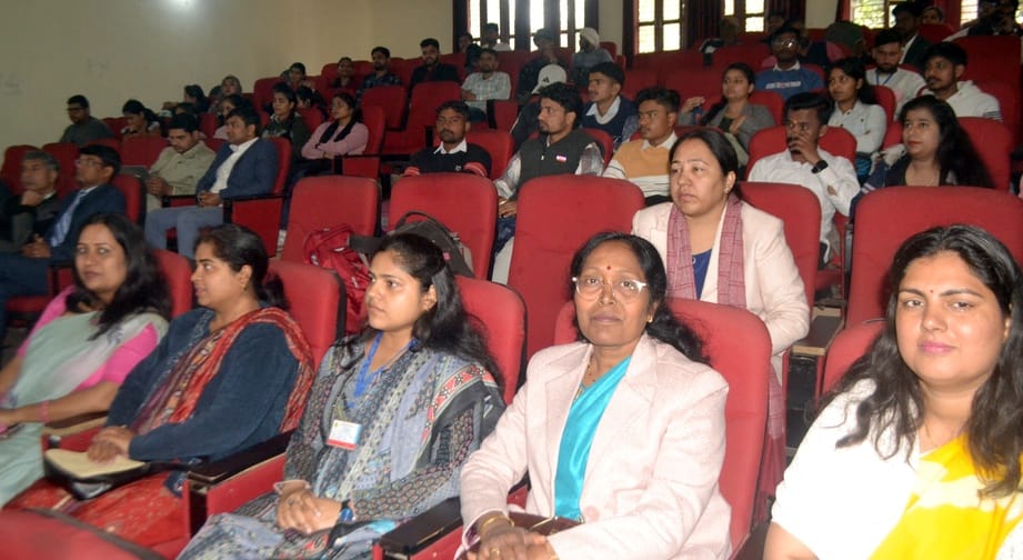 शामली  आर के डिग्री कॉलेज  में आयोजित गोष्ठी में बोलते प्रोफेसर । संवाद