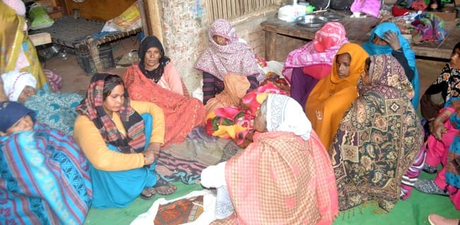 शामली क्षेत्र के गांव टिटौली में मृतक के घर पर लगी भीड़ l संवाद शामली क्षेत्र के गांव टिटौली में मृतक के घर पर लगी भीड़ l संवाद