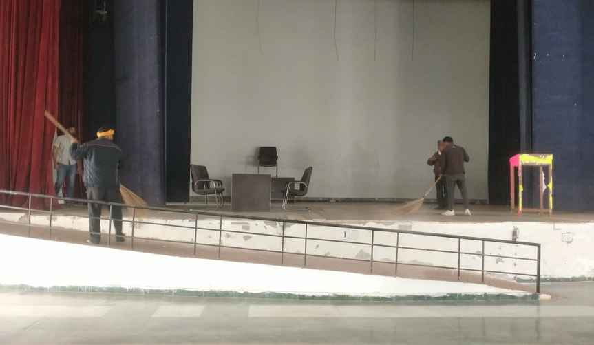 22jjrp22- झज्जर के नेहरू कॉलेज के बाहर साफ-सफाई करते हुए कर्मचारी। संवाद