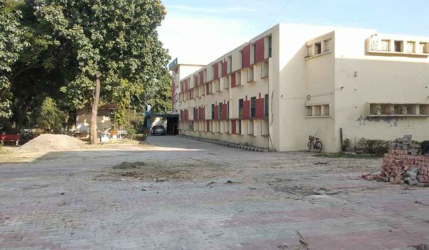 22jjrp22- झज्जर के नेहरू कॉलेज के बाहर साफ-सफाई करते हुए कर्मचारी। संवाद