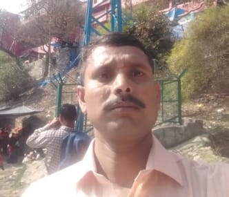 भीखमपुर चौराहे के पास हादसे के बाद क्षतिग्रस्त कार। संवाद