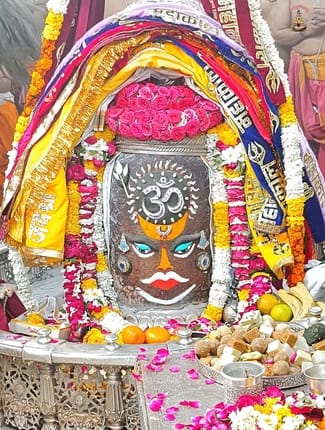 भस्म आरती मे बाबा महाकाल ने ॐ लगाकर दिया शांति का संदेश, पहनाई रुद्राक्ष की माला