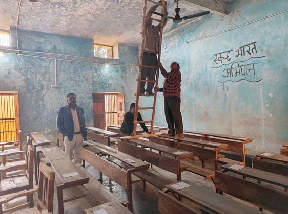 बिल्सी के एनए इंटर कालेज पर सीटिंग प्लान को देखते परीक्षार्थी। संवाद बिल्सी के एनए इंटर कालेज पर सीटिंग प्लान को देखते परीक्षार्थी। संवाद