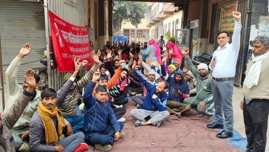-फोटो 51 : बहादुरगढ़ में शनिवार को नजफगढ़ रोड लगा कूड़े का ढेर। संवाद