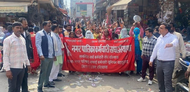 -फोटो 51 : बहादुरगढ़ में शनिवार को नजफगढ़ रोड लगा कूड़े का ढेर। संवाद