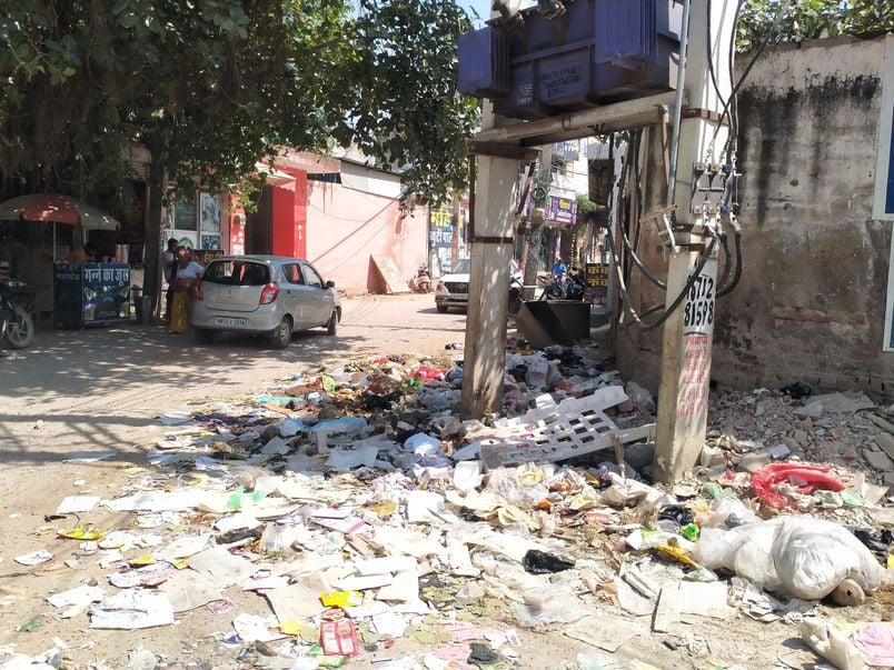 फोटो संख्या:68-मोहल्ला पड़ाव में लगा गंदगी का ढ़ेर--संवाद फोटो संख्या:68-मोहल्ला पड़ाव में लगा गंदगी का ढ़ेर--संवाद
