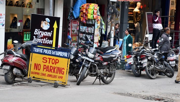 हमीरपुर बाजार में निजी पार्किंग में खड़े दोपहिया वाहन। संवाद