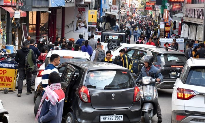 हमीरपुर बाजार में निजी पार्किंग में खड़े दोपहिया वाहन। संवाद