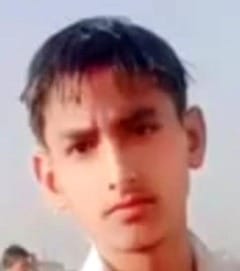 हादसे में किशोर समेत दो लोगों की मौत के बाद उदल सिंह के घर पर जुटे लोग। स्रोत- जागरुक ग्रामीण हादसे में किशोर समेत दो लोगों की मौत के बाद उदल सिंह के घर पर जुटे लोग। स्रोत- जागरुक ग्रामीण