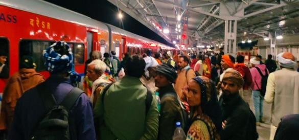 इक्का-दुक्का बोगियों के गेट खुले मिलने पर उसमें सवार होने को जद्दोजहद करते यात्री। संवाद