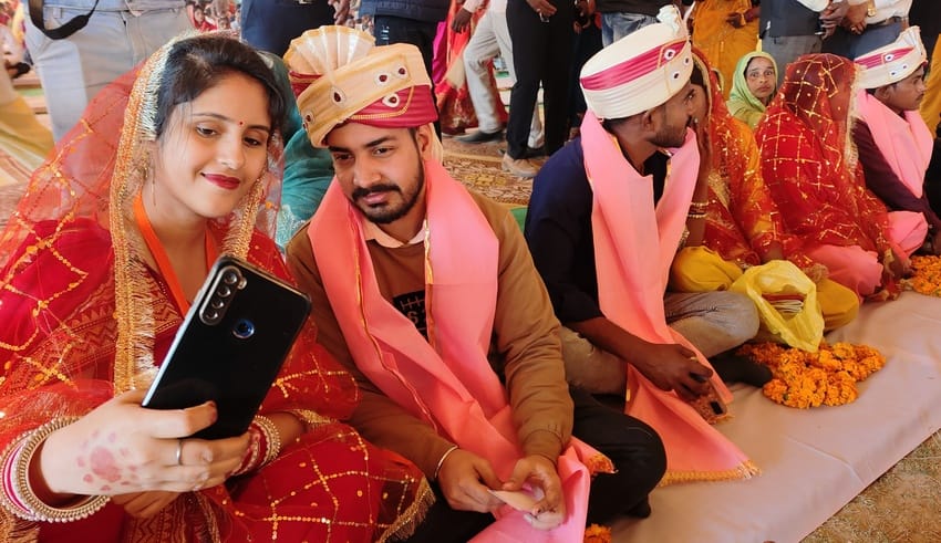 जीआईसी मैदान में आयोजित मुख्यमंत्री सामूहिक विवाह में एक दूसरे को वरमाला डालते जोड़े। संवाद जीआईसी मैदान में आयोजित मुख्यमंत्री सामूहिक विवाह में एक दूसरे को वरमाला डालते जोड़े। संवाद