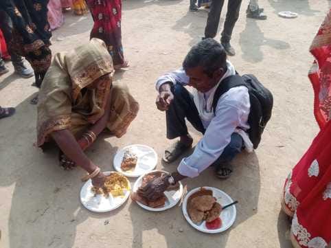 जीआईसी मैदान में आयोजित मुख्यमंत्री सामूहिक विवाह में एक दूसरे को वरमाला डालते जोड़े। संवाद जीआईसी मैदान में आयोजित मुख्यमंत्री सामूहिक विवाह में एक दूसरे को वरमाला डालते जोड़े। संवाद