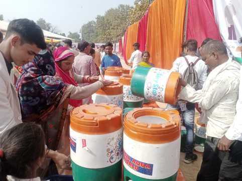 जीआईसी मैदान में आयोजित मुख्यमंत्री सामूहिक विवाह में एक दूसरे को वरमाला डालते जोड़े। संवाद जीआईसी मैदान में आयोजित मुख्यमंत्री सामूहिक विवाह में एक दूसरे को वरमाला डालते जोड़े। संवाद
