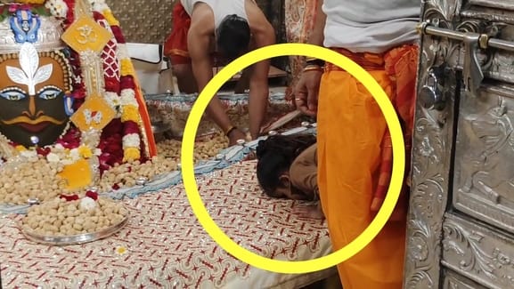 महाकाल मंदिर के गर्भग्रह में पहुंची मासूम परिजनों ने बनाया वीडियो