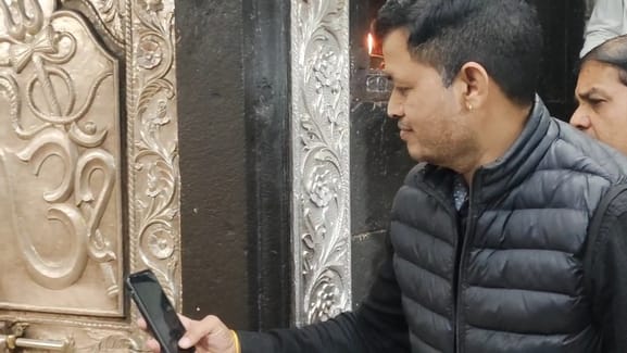 महाकाल मंदिर के गर्भग्रह में पहुंची मासूम परिजनों ने बनाया वीडियो