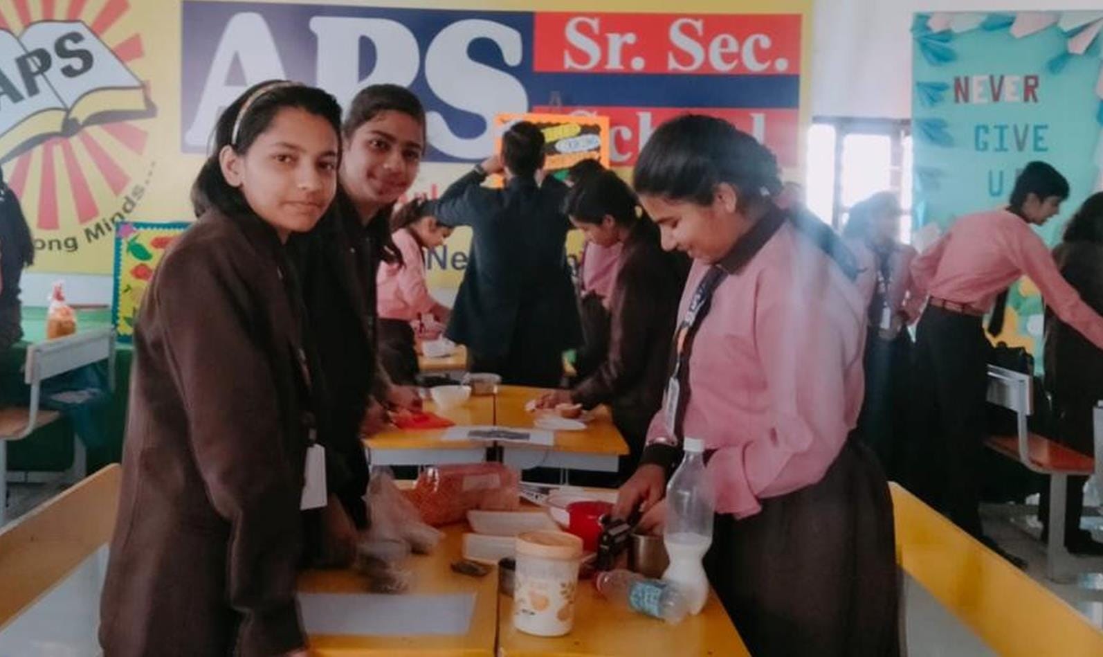 प्रेमनगर के स्कूल एपीएस  में आयोजित स्पर्धा में भोजन बनाते विद्यार्थी। 