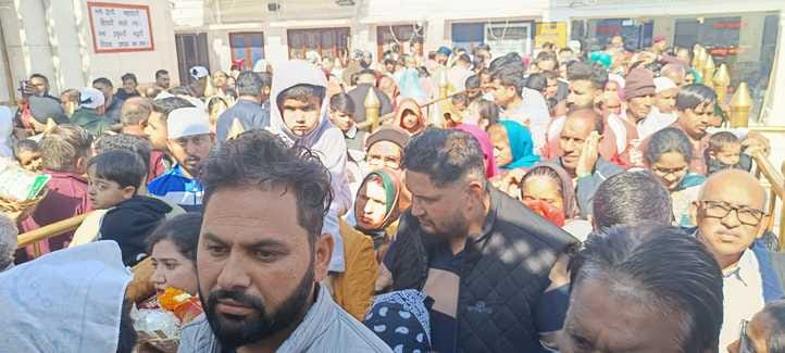 श्री नयना देवी जी मंदिर में माता के दर्शन करने कतारों में खड़े श्रद्धालु। संवाद श्री नयना देवी जी मंदिर में माता के दर्शन करने कतारों में खड़े श्रद्धालु। संवाद