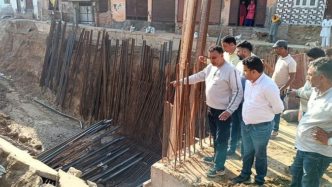 23जेएनडी44-जेडी-7 पर निर्माणाधीन अंडरपास का निरीक्षण करती चंडीगढ़ से आई टीम। संवाद 23जेएनडी44-जेडी-7 पर निर्माणाधीन अंडरपास का निरीक्षण करती चंडीगढ़ से आई टीम। संवाद