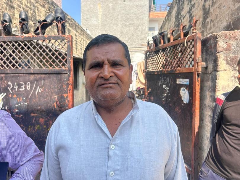 23सीटीके02 रामगोपाल कॉलोनी में दूषित पानी दिखाते स्थानीय लोग। संवाद 23सीटीके02 रामगोपाल कॉलोनी में दूषित पानी दिखाते स्थानीय लोग। संवाद