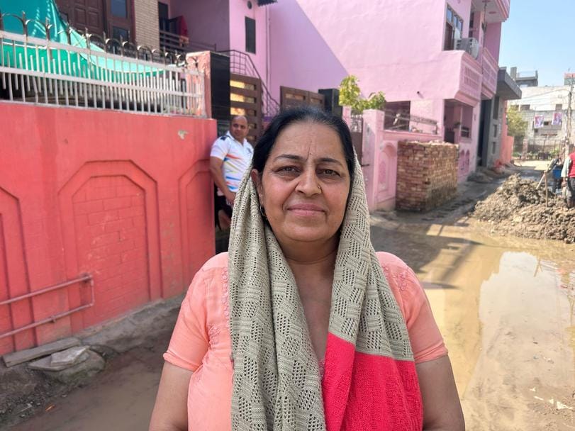 23सीटीके02 रामगोपाल कॉलोनी में दूषित पानी दिखाते स्थानीय लोग। संवाद 23सीटीके02 रामगोपाल कॉलोनी में दूषित पानी दिखाते स्थानीय लोग। संवाद
