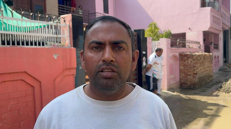 23सीटीके02 रामगोपाल कॉलोनी में दूषित पानी दिखाते स्थानीय लोग। संवाद 23सीटीके02 रामगोपाल कॉलोनी में दूषित पानी दिखाते स्थानीय लोग। संवाद