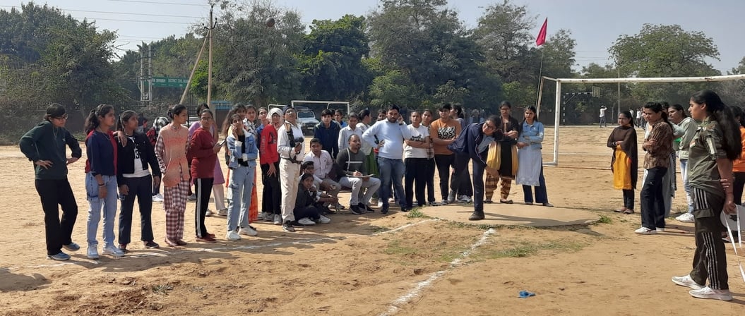 24जेएनडी01: राजकीय महिला कॉलेज में आयोजित प्रतियोगिता में दौड़ लगाती छात्राएं। संवाद