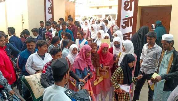 बिजनौर में केपीएस इंटर कॉलेज से यूपी बोर्ड हिंदी का पेपर अच्छा होने पर खिले चेहरे। संवाद बिजनौर में केपीएस इंटर कॉलेज से यूपी बोर्ड हिंदी का पेपर अच्छा होने पर खिले चेहरे। संवाद