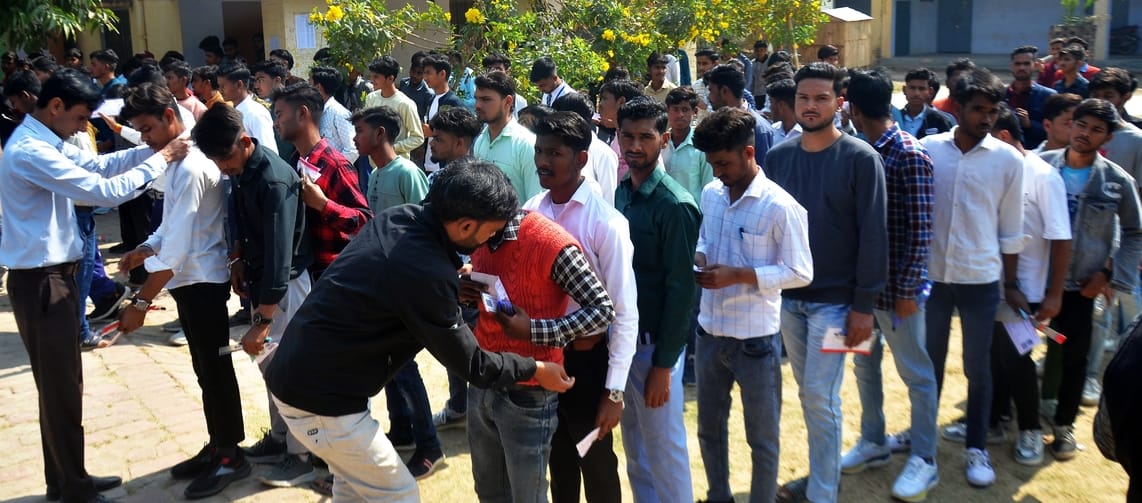डॉ सुदामा प्रसाद इण्टर कॉलेज से यूपी बोर्ड हाईस्कूल की परीक्षा देकर पिता के साथ बाहर निकलती दिव