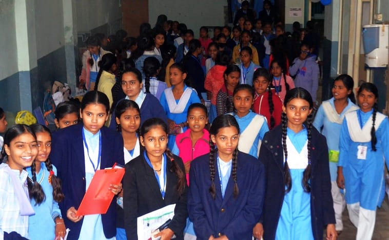 डॉ सुदामा प्रसाद इण्टर कॉलेज से यूपी बोर्ड हाईस्कूल की परीक्षा देकर पिता के साथ बाहर निकलती दिव