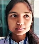 डॉ सुदामा प्रसाद इण्टर कॉलेज से यूपी बोर्ड हाईस्कूल की परीक्षा देकर पिता के साथ बाहर निकलती दिव