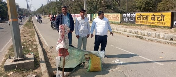 फोटो 01- सोनीपत के महलाना रोड पर सेक्टर-23 चौक के पास सड़क धंसने से बना करीब 5 फुट चौड़ा व गहरा