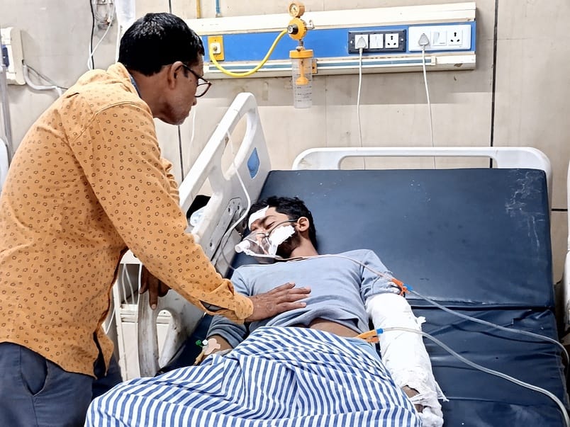 इकरार अहमद....... सरधना रोड पर हुई सड़क दुर्घटना में घायल दीपांशु मेडिकल कॉलेज में उपचार दिन पा इकरार अहमद....... सरधना रोड पर हुई सड़क दुर्घटना में घायल दीपांशु मेडिकल कॉलेज में उपचार दिन पा