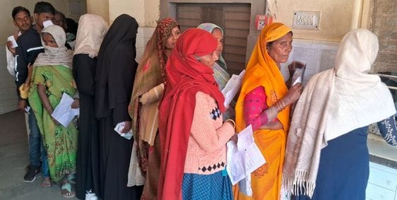 जिला अस्पताल में पर्चा बनवाने को लगी मरीजों की लाइन। संवाद