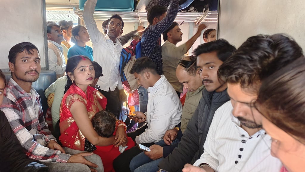 लखीमपुर रेलवे स्टेशन पर खड़ी ट्रेन में चढ़ने के लिए लगी यात्रियों की भीड़। संवाद लखीमपुर रेलवे स्टेशन पर खड़ी ट्रेन में चढ़ने के लिए लगी यात्रियों की भीड़। संवाद