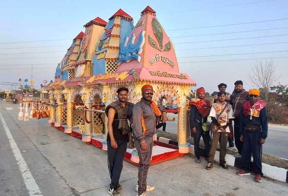 मंडावली-मोटा महादेव मंदिर पर जलाभिषेक के लिए लाइन में खड़े कांवड़िए। (संवाद) मंडावली-मोटा महादेव मंदिर पर जलाभिषेक के लिए लाइन में खड़े कांवड़िए। (संवाद)