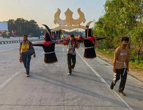 मंडावली-मोटा महादेव मंदिर पर जलाभिषेक के लिए लाइन में खड़े कांवड़िए। (संवाद) मंडावली-मोटा महादेव मंदिर पर जलाभिषेक के लिए लाइन में खड़े कांवड़िए। (संवाद)