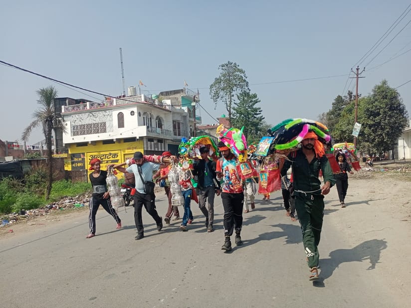मंडावली-मोटा महादेव मंदिर पर जलाभिषेक के लिए लाइन में खड़े कांवड़िए। (संवाद) मंडावली-मोटा महादेव मंदिर पर जलाभिषेक के लिए लाइन में खड़े कांवड़िए। (संवाद)