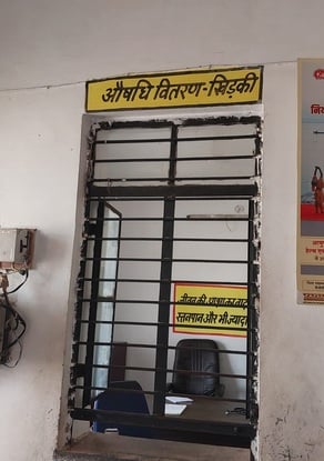 पीएचसी खमरिया पंडरी में खाली पड़ी चिकित्सक की कुर्सी।संवाद