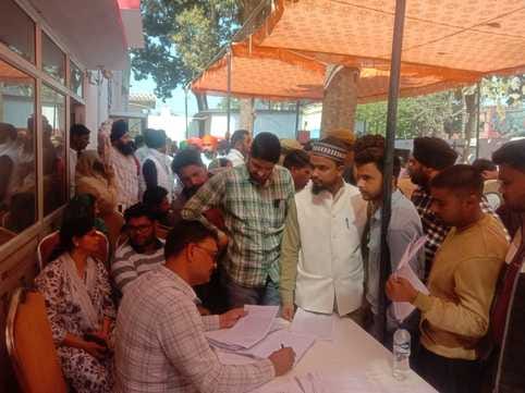 पूरनपुर कोतवाली में जनसुनवाई शिविर में पहुंचे पीड़ित।संवाद